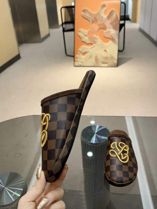 Picture of Louis Vuitton Slippers _SKULVsz35-46mnf05011122
